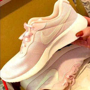 Nike Tanjun SE Pink Sneakers